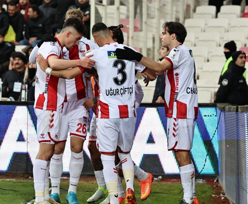 Sivasspor'un İlk Yarı Performansı: Forma Şansı Bulamayanlar ve Vazgeçilmezler!