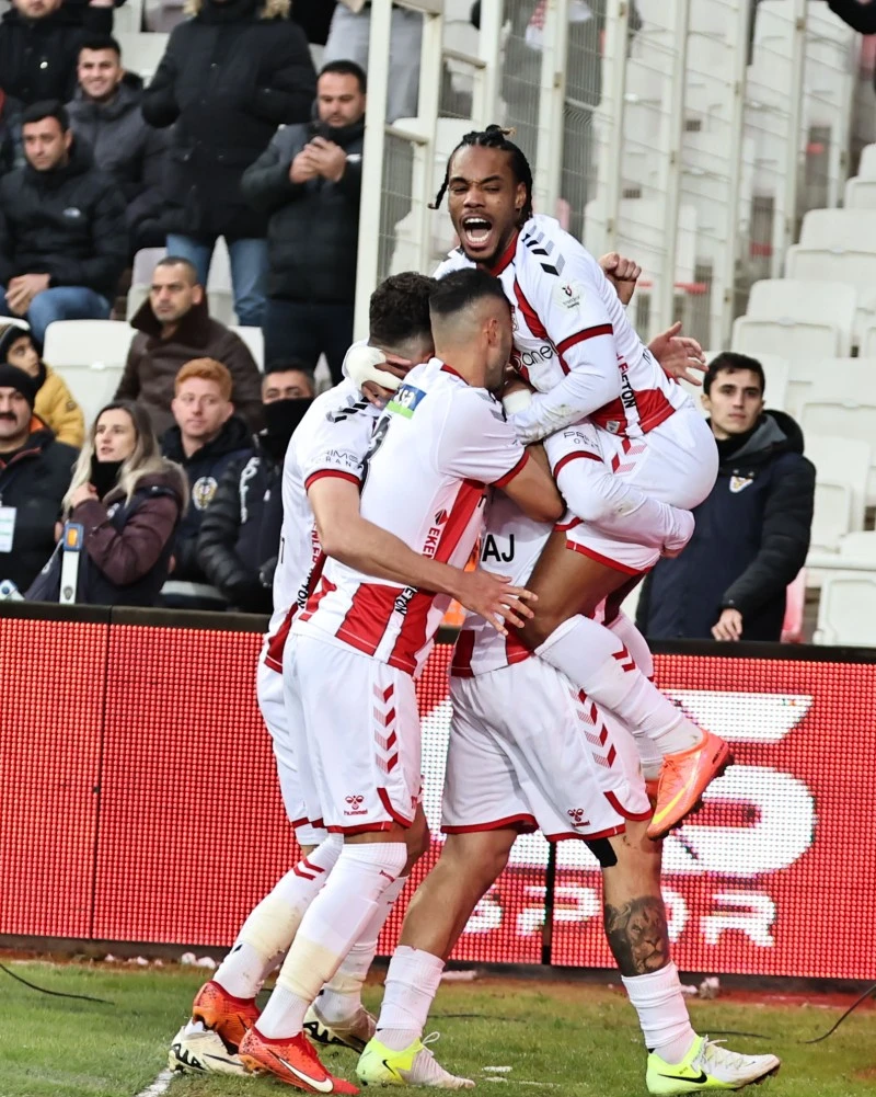 Sivasspor'un İlk Yarı Performansı: Forma Şansı Bulamayanlar ve Vazgeçilmezler!