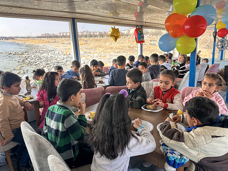 Minik Öğrenciler Teknede Okuma ve Yazmayı Keşfetti