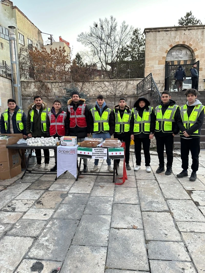 Önder, Gençleri Camide Bir Araya Getirdi