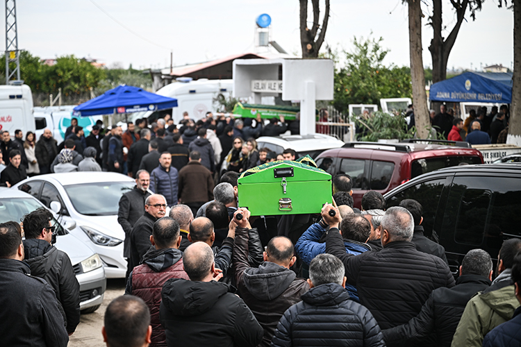 Otel yangınında ölen aile son yolculuğuna uğurlandı