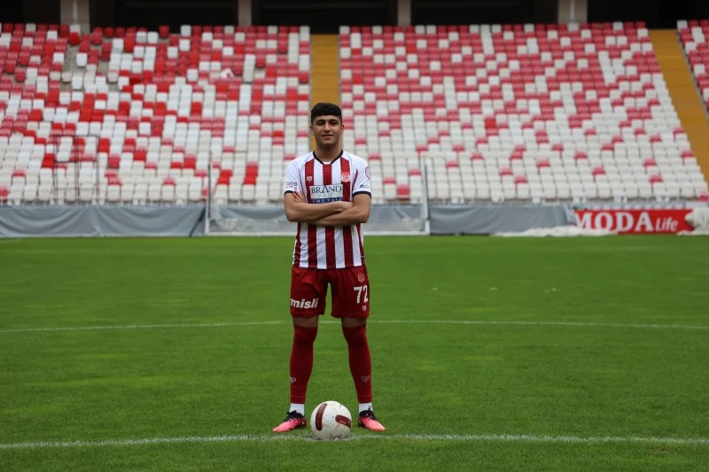 Sivasspor'un Yıldızı Yunus Emre Konak Beşiktaş Yolu Üzerinde