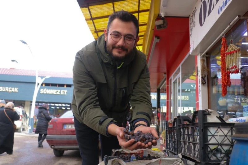 Sivas'ta 'Gıdi Boku' Olarak Bilinen Üvez Meyvesi Tezgahlarda Görücüye Çıktı!