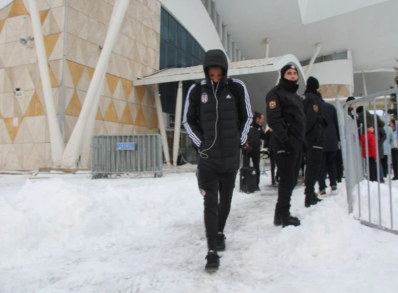 Beşiktaş Kafilesi Sivas'ta Sevgiyle Karşılandı