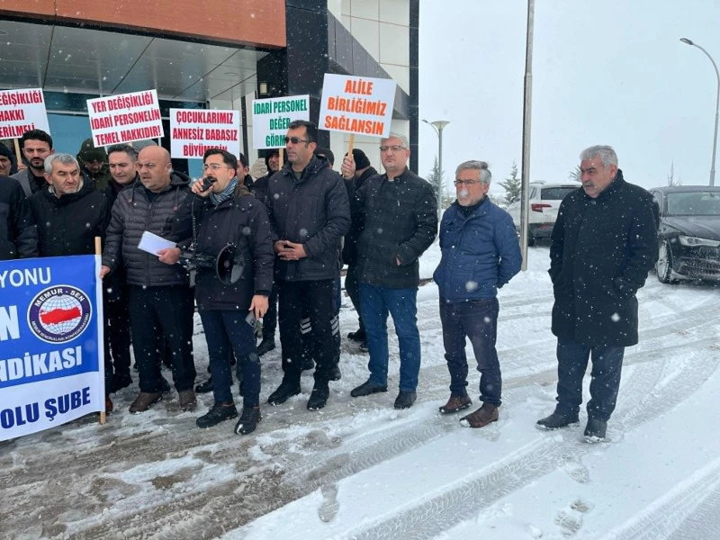 Sivas Cumhuriyet Üniversitesi Rektörlüğü Önünde Sendika Üyeleri Toplandı