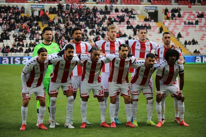 Sivas Ticaret ve Sanayi Odası Başkanı Zeki Özdemir, ligde zor günler geçiren Net Global Sivasspor’a gereken desteği vereceklerini söyledi.