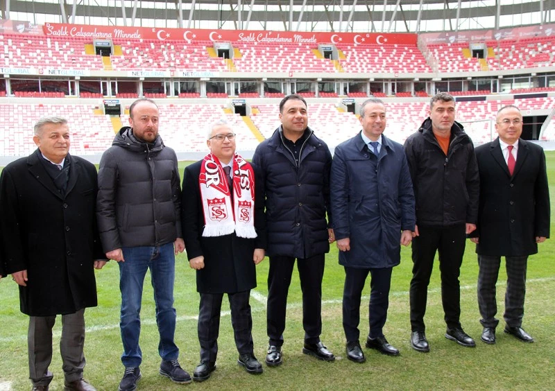 Sivasspor'a Moral Ziyareti: Vali ve Belediye Başkanı Takıma Destek Verdi