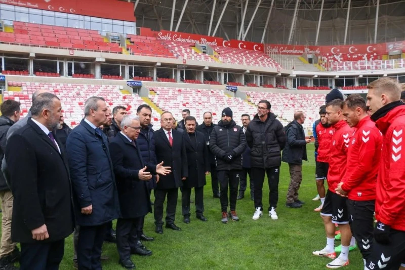 Sivasspor'a Moral Ziyareti: Vali ve Belediye Başkanı Takıma Destek Verdi