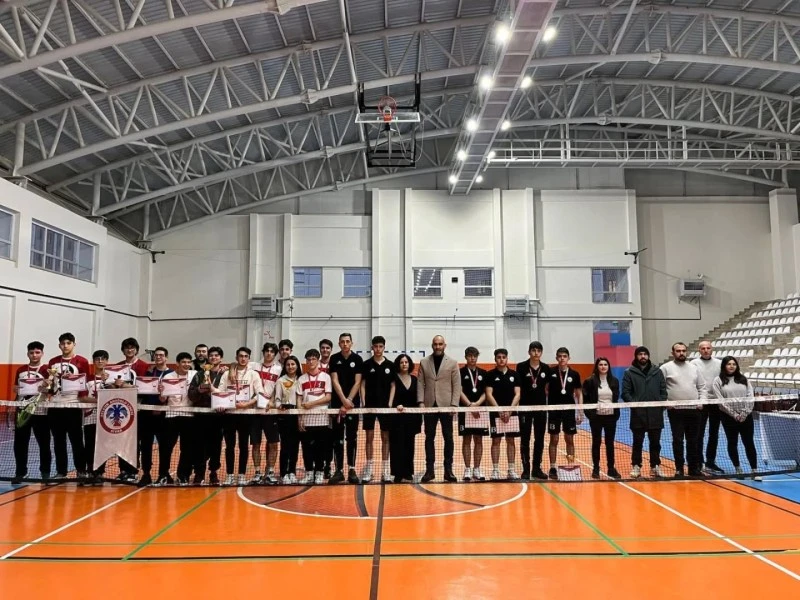 Sivas'ta Okul Sporları Tenis Gençler İl Birinciliği Müsabakaları Tamamlandı