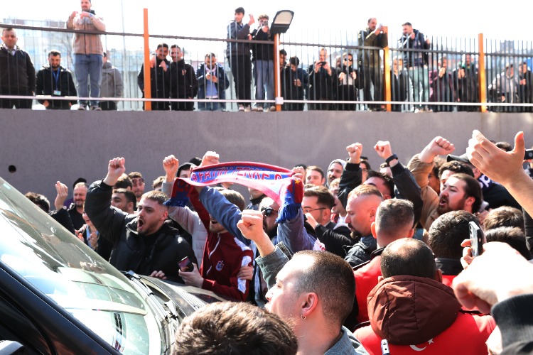 Fatih Tekke Trabzon'a Dönerek Taraftarları Selamladı