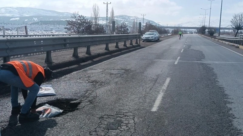 Sivas-Kayseri Yolu'nda Obruk Tehlikesi