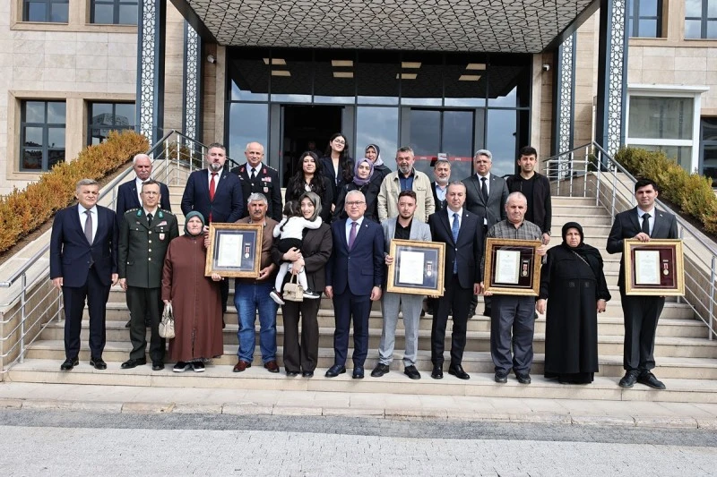 Sivas'ta Şehit Aileleri ve Gazilere Devlet Övünç Madalyaları Takdim Edildi